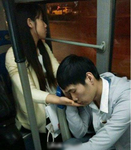 Bàn tay nâng niu giấc ngủ của bạn trai.