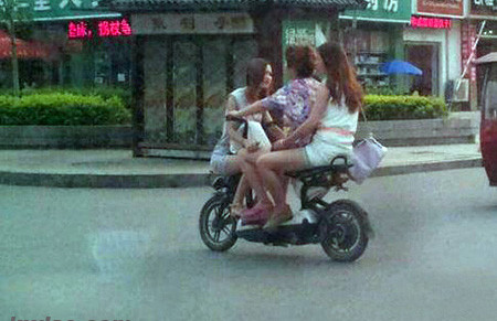 Ba "chị em" trên một chiếc xe đạp điện.