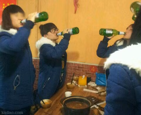 Nữ sinh cũng đua đòi cạn chai.