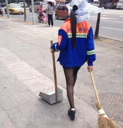 Cô nàng quét rác gây chú ý với thời trang gợi cảm khoe chân dài.