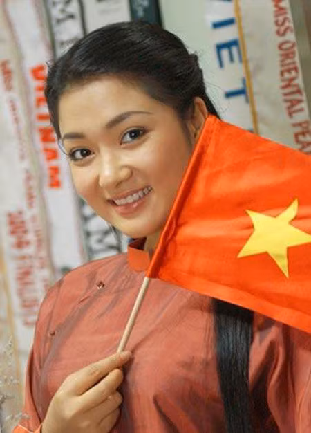 Hoa hậu Nguyễn Thị Huyền: Nguyễn Thị Huyền giành ngôi vị Hoa hậu Việt Nam 2004. Cuối năm đó, cô trở thành đại diện Việt Nam tham dự Hoa hậu thế giới 2004, diễn ra tại Trung Quốc. Với khuôn mặt đầy đặn, mộc mạc mang vẻ đẹp đặc trưng của phụ nữ Á Đông, hình thể lợi thế (84-60-91) với chiều cao 1,72 m, Nguyễn Thị Huyền đã được Ban giám khảo Hoa hậu Thế giới chọn vào Top 15 (đồng hạng 10 với hoa hậu Trung Quốc).