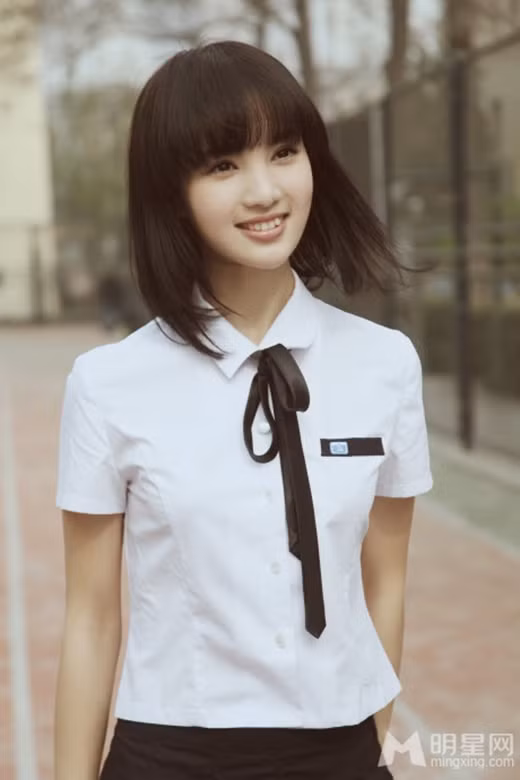 Sở hữu chiều cao lí tưởng, cô gái 9x tốt nghiệp Học viện múa Bắc Kinh, Jin Chen (hay còn được biết đến với tên tiếng Anh Gina Jin), đã khiến trái tim nhiều người bị "đốn ngã" với vẻ đẹp dịu dàng, xinh xắn nhưng cũng không kém phần sắc sảo.