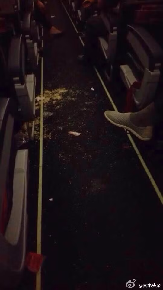 Tuy nhiên ngay sau khi được phục vụ, vị khách nữ này tỏ vẻ khó chịu và bất ngờ hất hộp mì cùng nước nóng vào người tiếp viên.