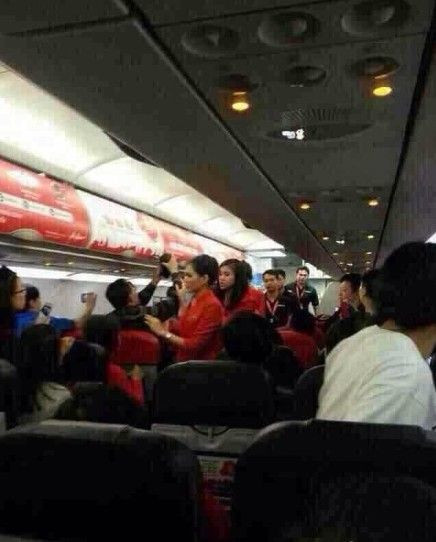 Theo thông tin được chia sẻ trên mạng, máy bay buộc phải quay đầu về vị trí xuất phát vì một vài hành khách người Trung Quốc có hành vi ngổ ngáo và đe dọa trên máy bay. Ban đầu, vị khách nữ và người bạn nam đi cùng ngồi tách biệt nhau, sau đó các hành khách khác đã phải thay đổi chỗ ngồi để họ được ngồi gần nhau.