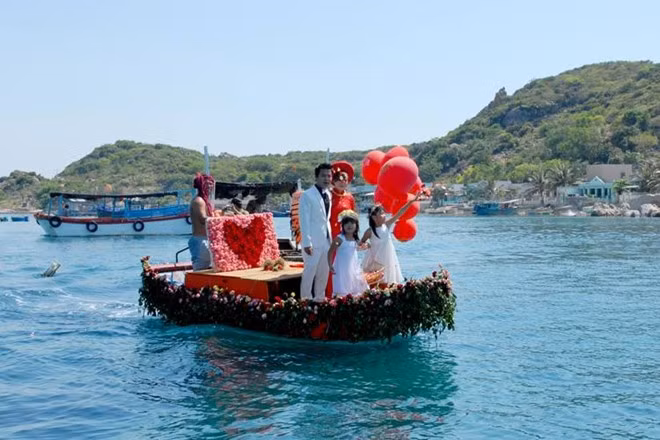 Tình yêu gắn với biển được thể hiện trong ngày trọng đại của đôi bạn trẻ.