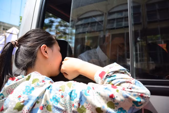 Một fan nữ chèn qua cửa xe ô tô xin chữ ký của Xuân Trường.