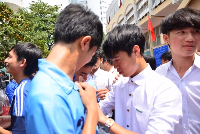 Văn Toàn tặng chữ ký cho một đồng môn của mình.