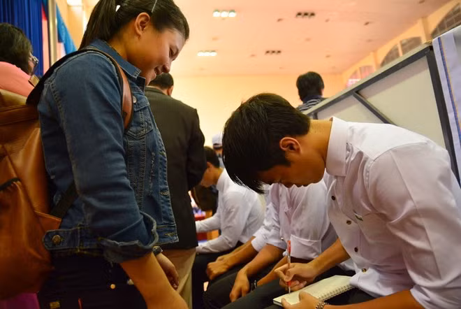 Một fan hâm mộ nữ lẻn vào nơi khai giảng để xin chữ ký của Văn Toàn, Xuân Trường.