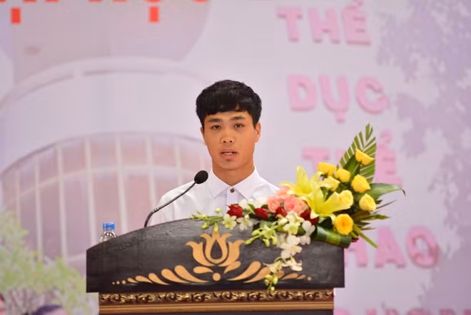 Nguyễn Công Phượng phát biểu tại lễ khai giảng.