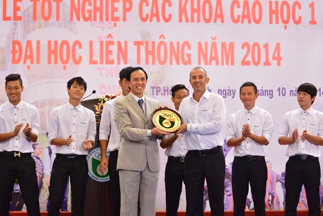 HLV Graechen thay mặt đội U19 tặng quà cho ông Huỳnh Trọng Khải, hiệu trưởng trường Đại học sư phạm TDTT TP. HCM. Thay mặt nhà trường, ông Khải cũng tặng kỷ niệm chương cho đội.