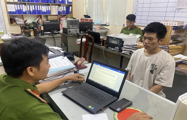 Bat doi tuong nhieu lan du do be gai vao nha nghi gio tro doi bai