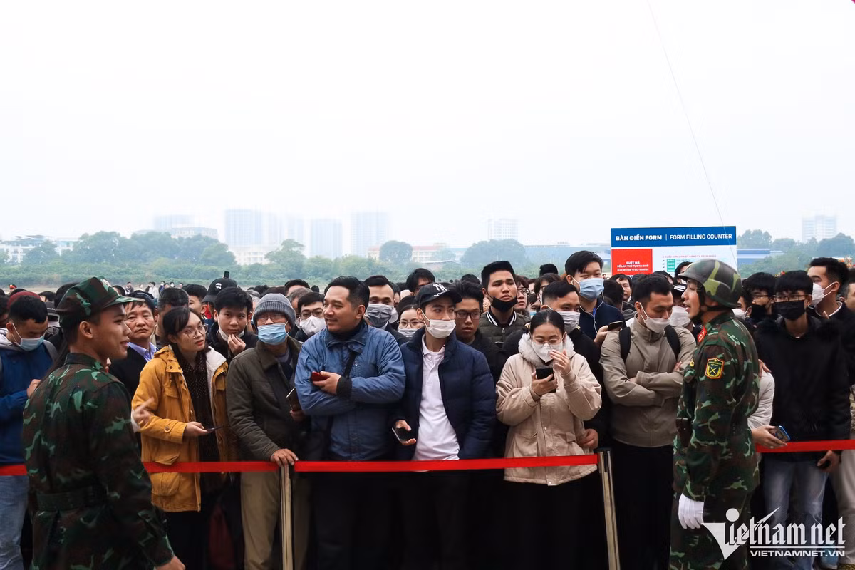 Do lượng người về đổ về triển lãm quá đông, ban tổ chức phải chia họ thành từng nhóm nhỏ để tránh bị quá tải phía trong các gian hàng.