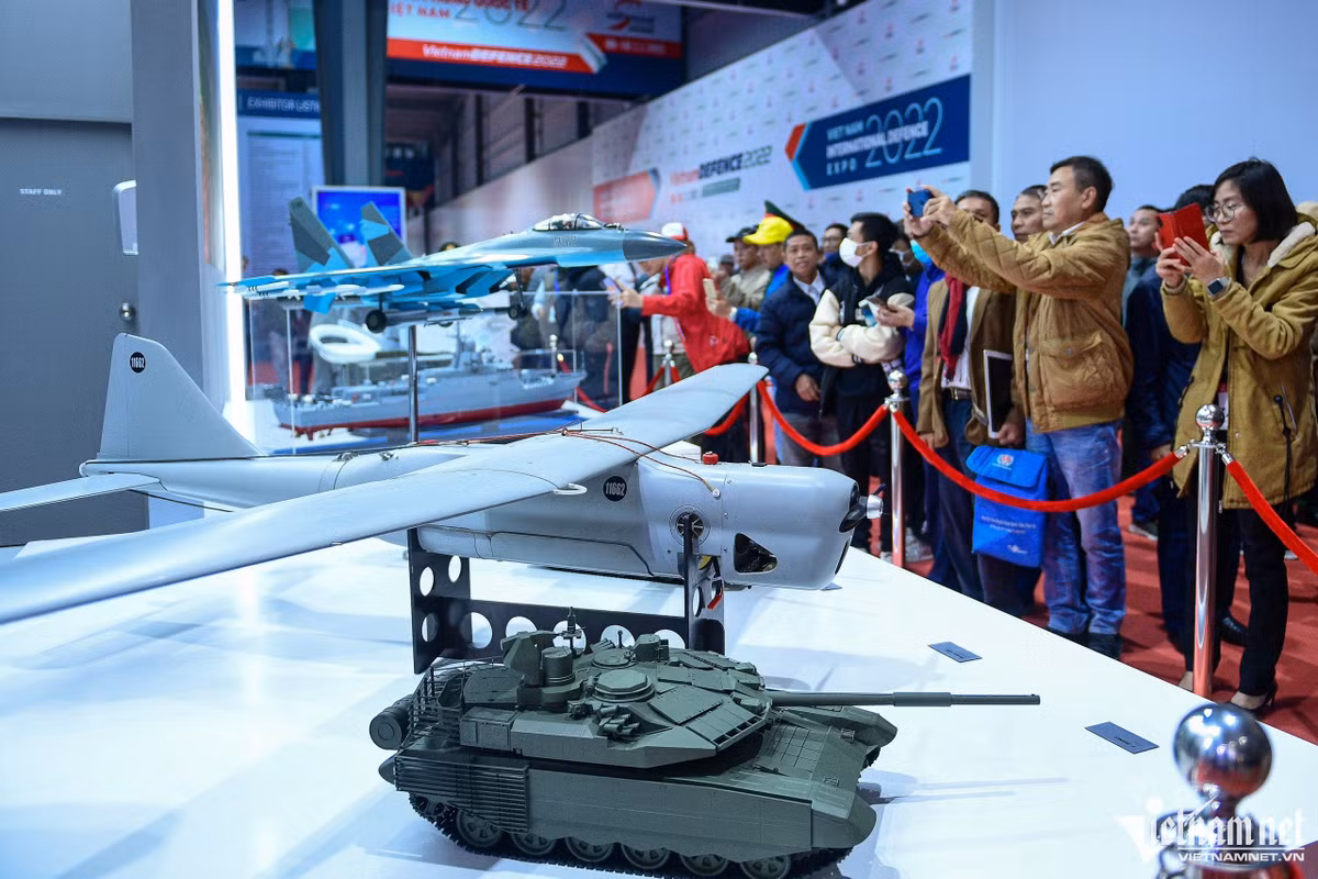 Các gian trưng bày vũ khí mô hình hiện đại của Nga cũng nhận được sự quan tâm của người dân.