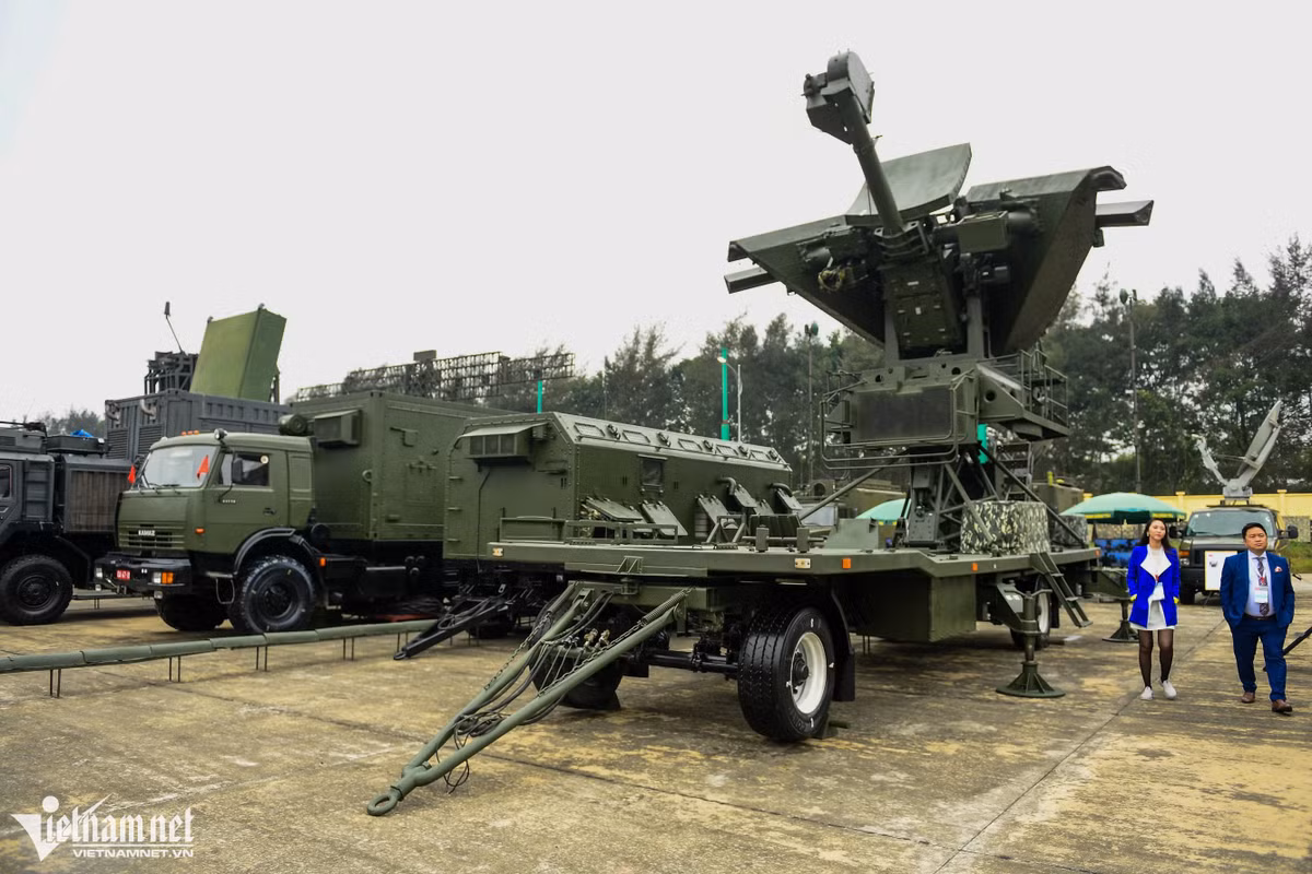 Hàng loạt vũ khí hiện đại được trưng bày như radar VKS-2DM có khả năng phát hiện các mục tiêu xa hàng trăm mét, xe khử trùng đa năng KTH-20 của Binh chủng Hóa học có chức năng tiêu độc, khử trùng trên phạm vi lớn, đặc biệt khi bùng phát dịch bệnh nguy hiểm hoặc sự cố chất hóa học.