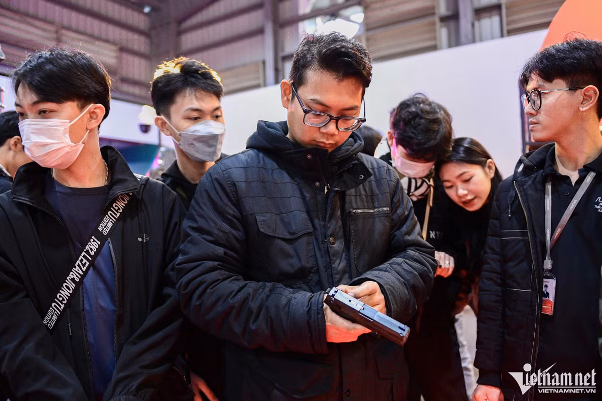 Khu vực trải nghiệm cầm thử súng lục trên tay nhận được sự quan tâm của các bạn trẻ. Triển lãm chỉ cho phép người trên 18 tuổi tham gia.