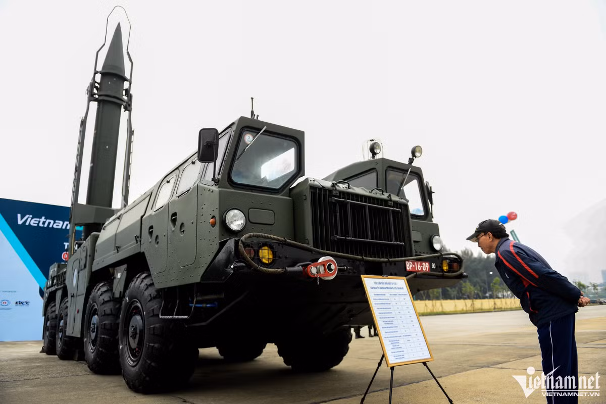 Ông Trần Nhật Huy (Ba Đình, Hà Nội) từng là lính thuộc Binh chủng Pháo binh. “Đây là lần đầu tiên tôi tận mắt thấy các vũ khí tối tân, hiện đại như thế này. Trước đây vũ khí còn thô sơ mọi thứ đều phải tự quay tay để bắn như đạn pháo, pháo tự hành”, ông Huy cho biết. Trong ảnh là tên lửa đất đối đất R-17E với chiều dài 11.164mm, tầm bắn từ 50-300km và diện tích sát thương 4-6ha.