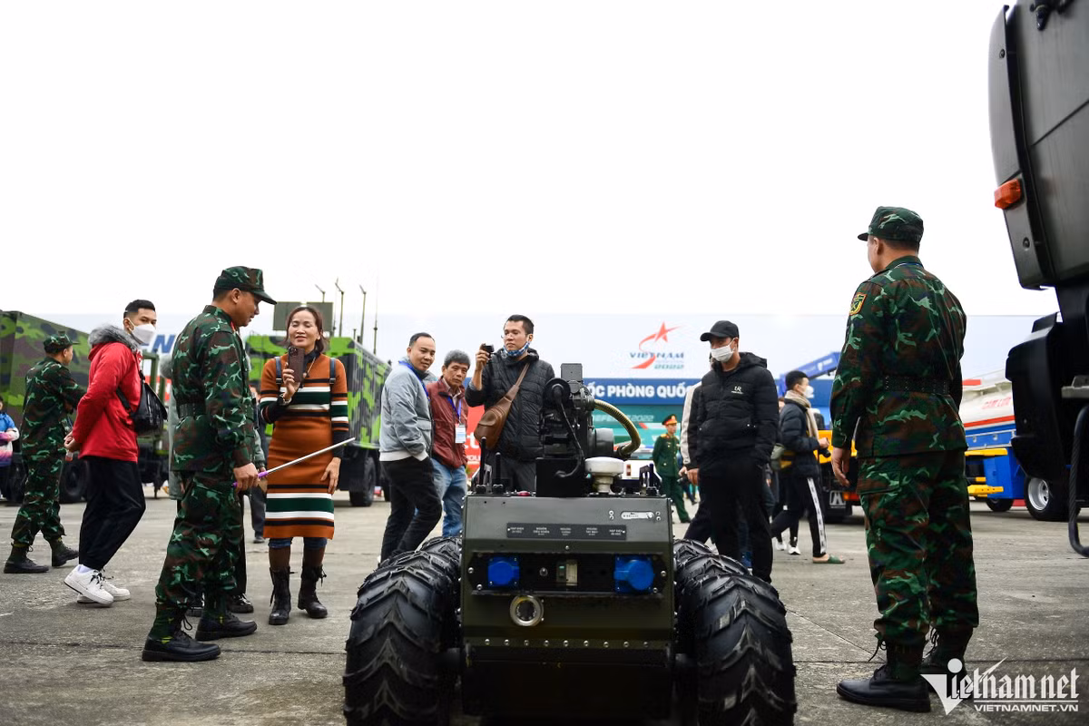 Các khu trưng bày vũ khí ở ngoài trời của Quân đội nhân dân Việt Nam thu hút nhiều khách tham quan.