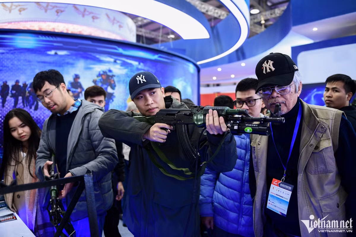 Ngoài việc ngắm và cầm thử súng, triển lãm còn tổ chức bắn súng trong khu mô phỏng huấn luyện kỹ thuật bắn súng và chiến thuật tổ chức chiến đấu. Mỗi người chơi được bắn 6 phát đạn với 3 mục tiêu.