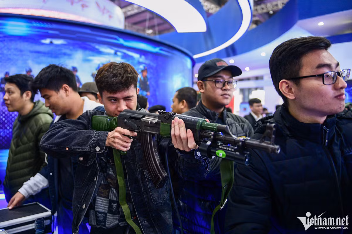Hàng loạt súng bắn tỉa đến từ Mỹ, Anh, Thổ Nhĩ Kỳ được trưng bày trong triển lãm. Anh Hưởng cho biết: "Đây là lần đầu tiên tôi được cầm khẩu súng thật trên tay. Cảm giác rất sướng!", nam thanh niên nói.
