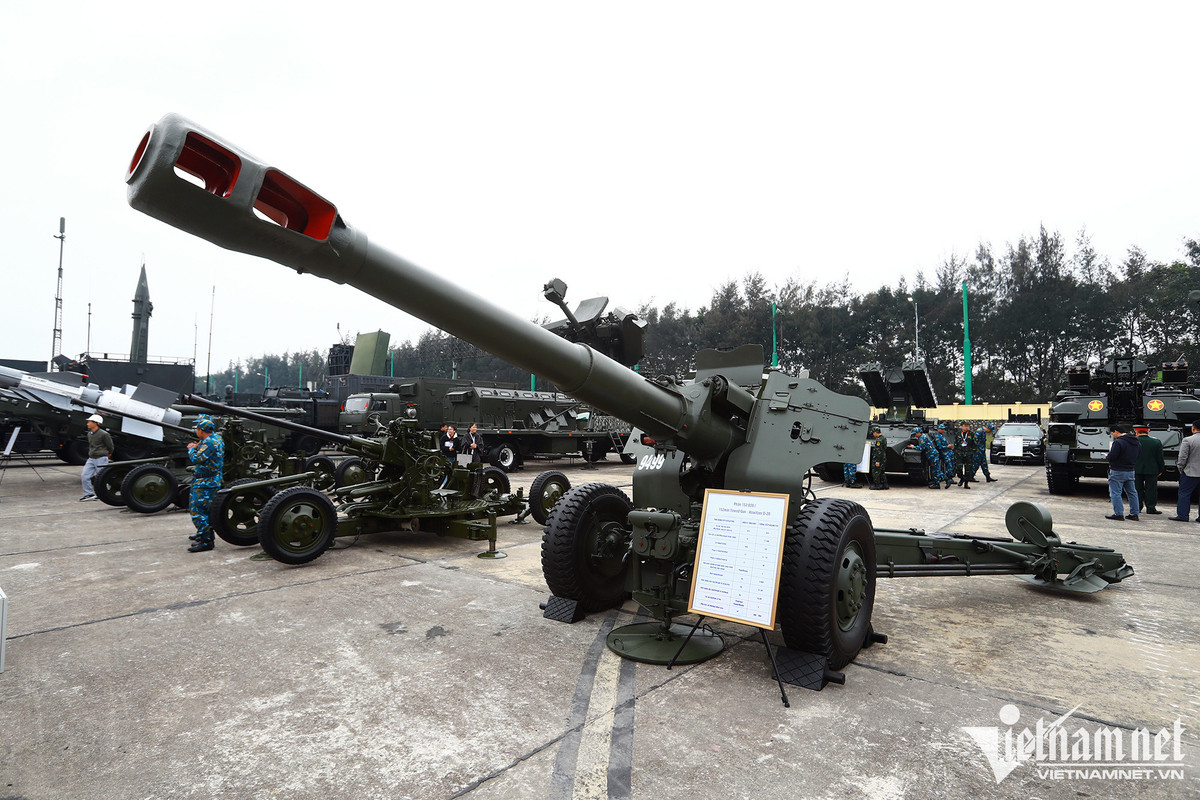 Pháo 152 D20 được trang bị hệ thống ngắm bắn định hướng rất hiện đại, có thể tác chiến được cả ban ngày lẫn ban đêm, đặc biệt bắn được cả xe tăng khi sử dụng phương pháp bắn thẳng.