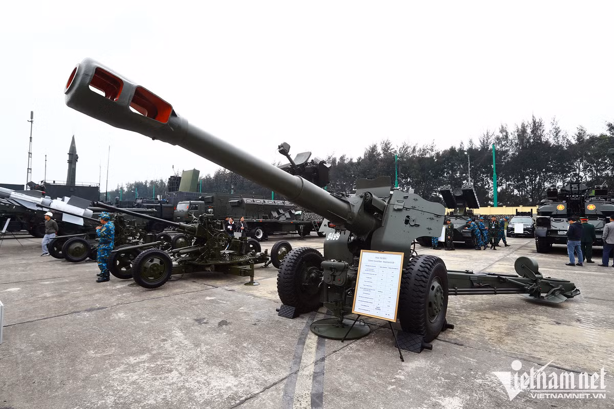 Pháo 152 D20 được trang bị hệ thống ngắm bắn định hướng rất hiện đại, có thể tác chiến được cả ban ngày lẫn ban đêm, đặc biệt bắn được cả xe tăng khi sử dụng phương pháp bắn thẳng.