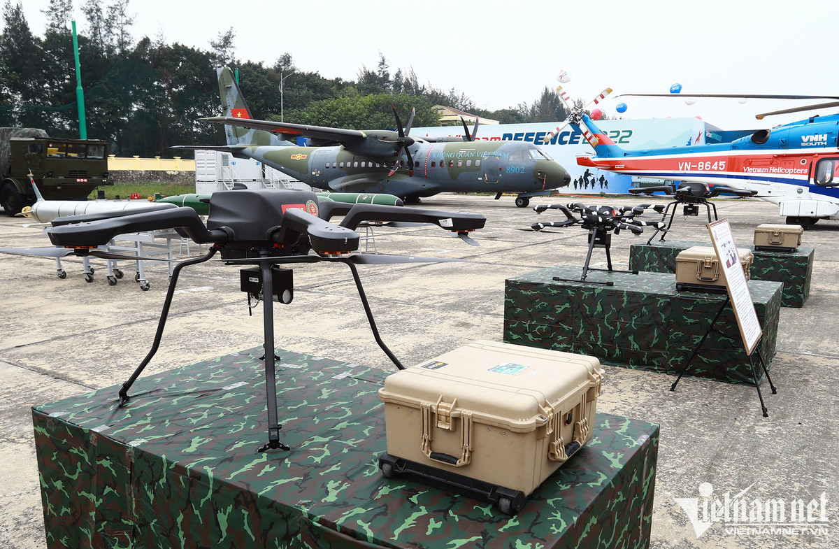 Thiết bị trinh sát phóng xạ đường không sử dụng thiết bị bay không người lái (UAV) đa cánh quạt, có chức năng đo suất liều phóng xạ trong không khí, phân tích phổ tín hiệu và gửi thông tin về sở chỉ huy. Mỗi bộ thiết bị trinh sát có thể hoạt động độc lập hoặc kết hợp hai hoặc ba thiết bị với nhau theo bài toán được đặt ra.