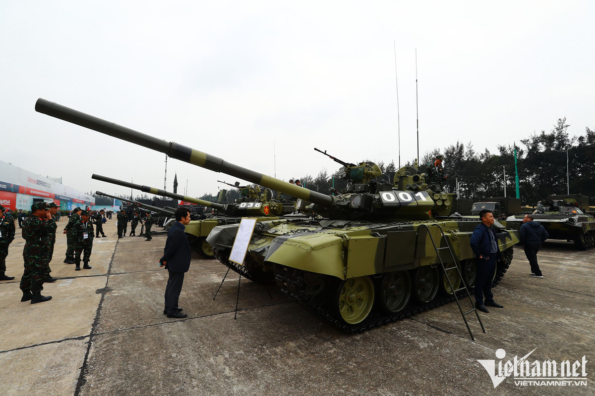 Một trong những vũ khí hiện đại được công nghiệp quốc phòng Việt Nam giới thiệu tại Triển lãm Quốc phòng 2022 có bộ đôi xe tăng chiến đấu chủ lực T-90S và T-90SK. Nhờ được trang bị 4 lớp bảo vệ - cả chủ động và bị động, biến T-90S thành chiếc xe tăng chiến đấu hiện đại nhất của Binh chủng Tăng - Thiết giáp. Vũ khí chính của các xe tăng T-90S là pháo nòng trơn 2A46M5 cỡ 125mm trang bị hệ thống nạp đạn tự động.