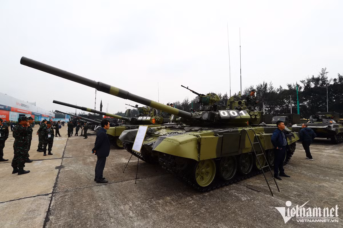 Một trong những vũ khí hiện đại được công nghiệp quốc phòng Việt Nam giới thiệu tại Triển lãm Quốc phòng 2022 có bộ đôi xe tăng chiến đấu chủ lực T-90S và T-90SK. Nhờ được trang bị 4 lớp bảo vệ - cả chủ động và bị động, biến T-90S thành chiếc xe tăng chiến đấu hiện đại nhất của Binh chủng Tăng - Thiết giáp. Vũ khí chính của các xe tăng T-90S là pháo nòng trơn 2A46M5 cỡ 125mm trang bị hệ thống nạp đạn tự động.