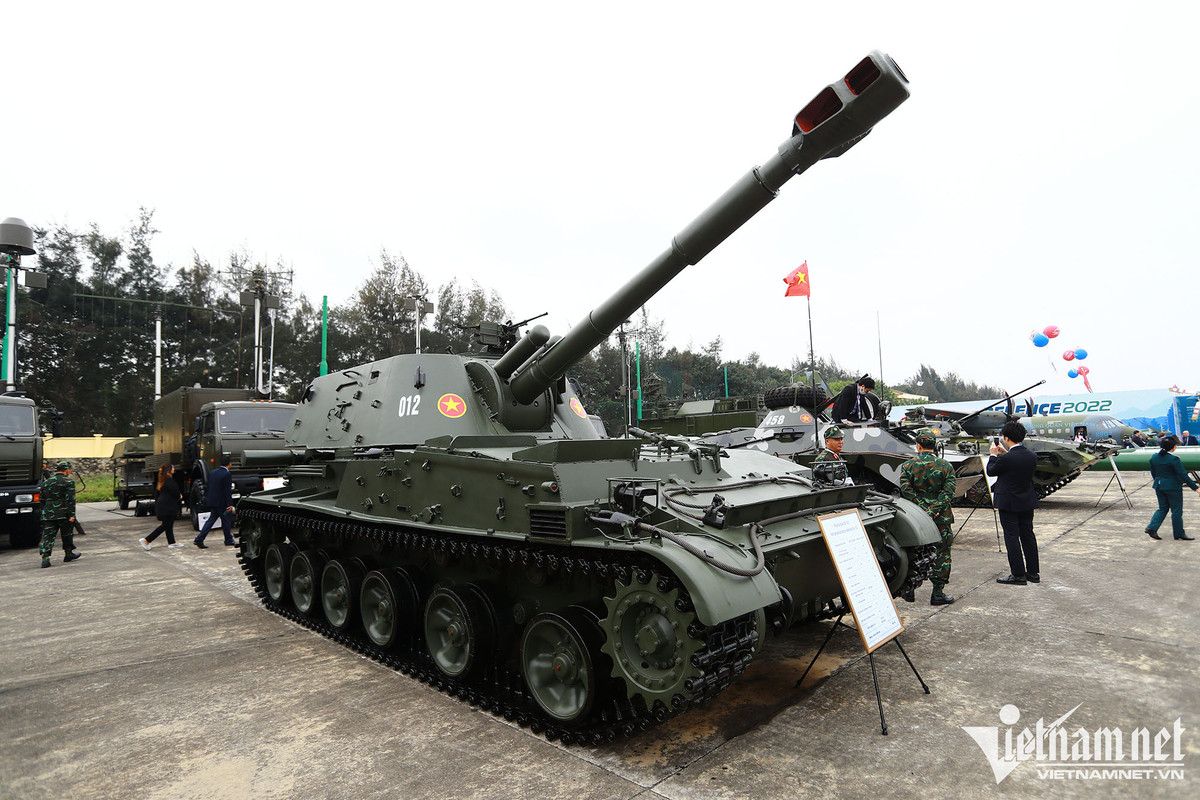 Pháo tự hành SU-152 được trang bị pháo cỡ nòng 152mm đạt tầm bắn 17,4km với đạn pháo thông thường và 24km với đạn tăng tầm. Ngoài ra nó có khả năng bắn được đạn hạt nhân và đạn pháo thông minh dẫn đường bằng laser.