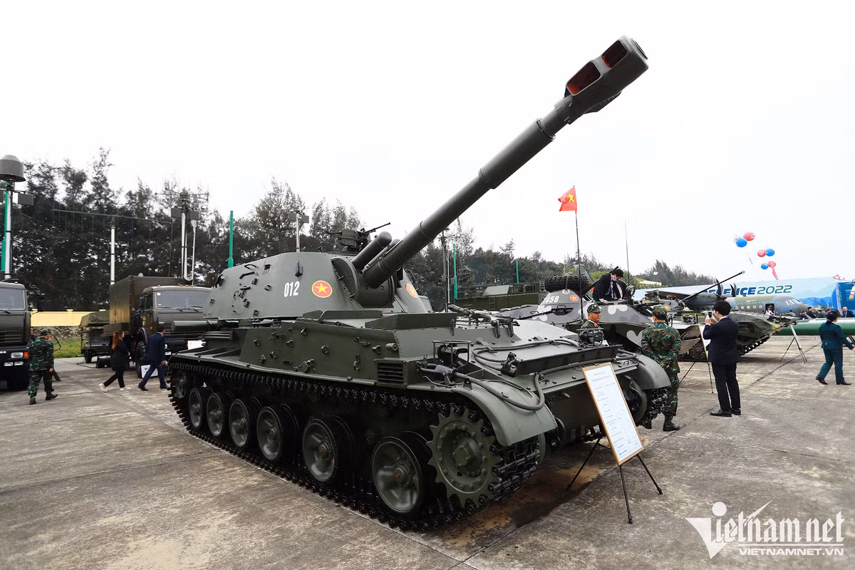 Pháo tự hành SU-152 được trang bị pháo cỡ nòng 152mm đạt tầm bắn 17,4km với đạn pháo thông thường và 24km với đạn tăng tầm. Ngoài ra nó có khả năng bắn được đạn hạt nhân và đạn pháo thông minh dẫn đường bằng laser.