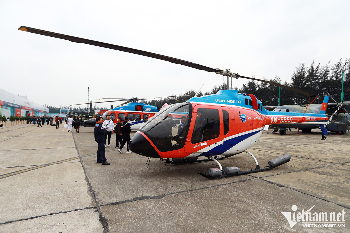 Bell 505 Bell 505 là loại trực thăng một động cơ hạng nhẹ dùng trong dân sự, nhưng nó cũng có thể hoán đổi để trở thành trực thăng huấn luyện nhảy dù hoặc đổ bộ lực lượng đặc nhiệm khi cần thiết. Bell 505 Jet Range X đạt tầm bay tối đa 644km, trần bay tối đa 5672m và tốc độ tối đa 232km/h. Chiếc trực thăng có chiều dài thân 10,53m, rộng 1,52m, cao 3,25m. Chiều dài cánh quạt nâng là 11,28m và trục rotor cho độ nghiêng tối đa 3,5 độ trong khi cánh quạt đuôi có chiều dài 1,65m.