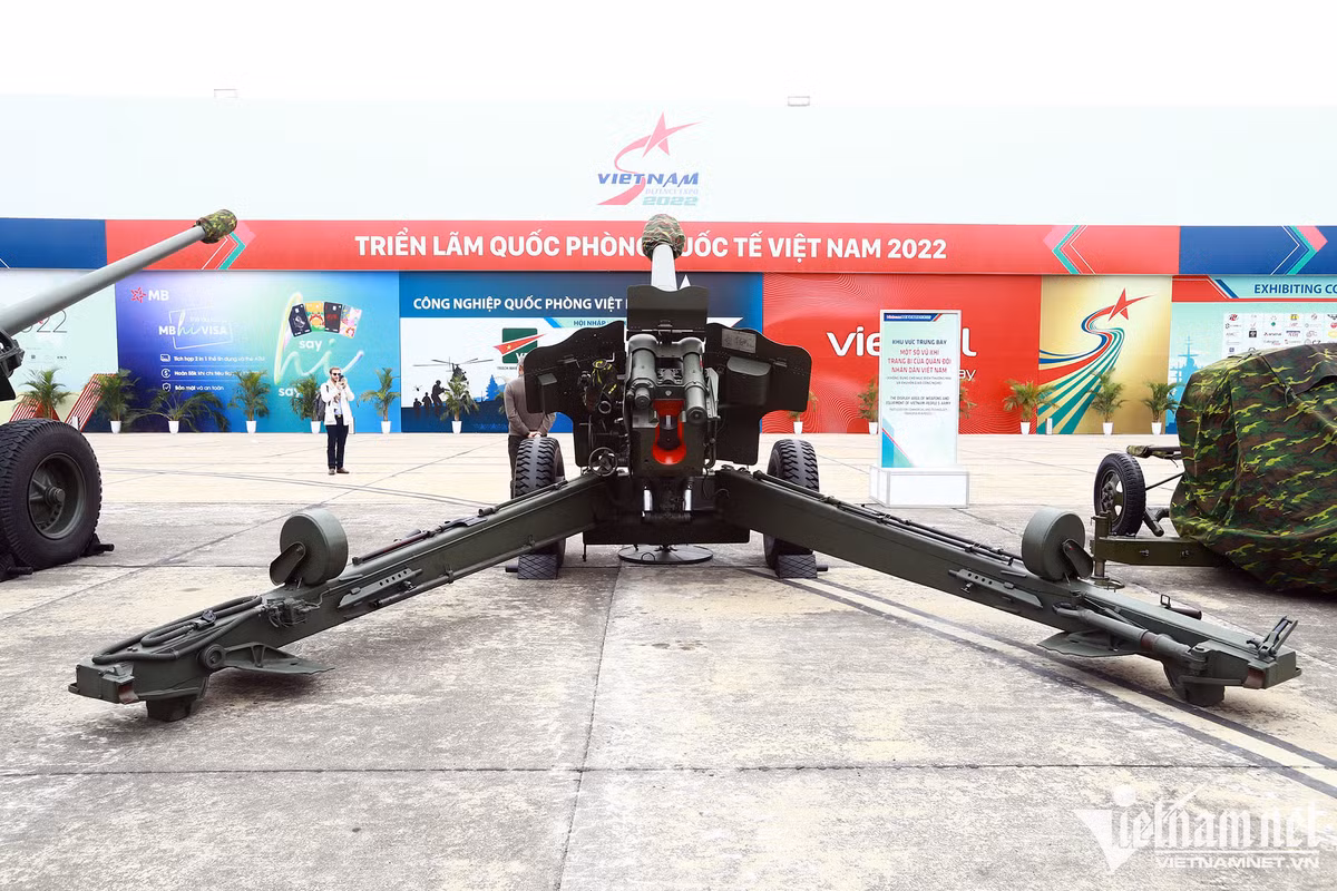 Pháo 152 D20, loại vũ khí cực kỳ nguy hiểm của lực lượng pháo binh Việt Nam. Pháo có trọng lượng lên tới 5,7 tấn, khi di chuyển cần có xe tải kéo.