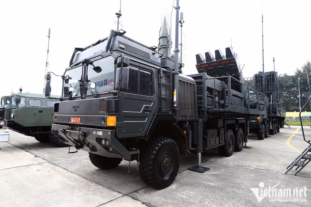 Hệ thống tên lửa Spyder được biên chế trong Quân đội nhân dân Việt Nam. Đây là hệ thống phòng không được phát triển bởi Rafael Advanced Defense Systems và Israel Aircraft Industries (IAI).