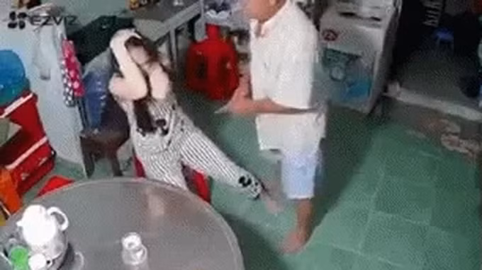 Danh con gai vi di choi khuya, cha bi phat 7,5 trieu dong