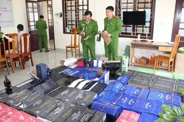 Giau gan 900 chai ruou ngoai lau trong thung trai cay-Hinh-2