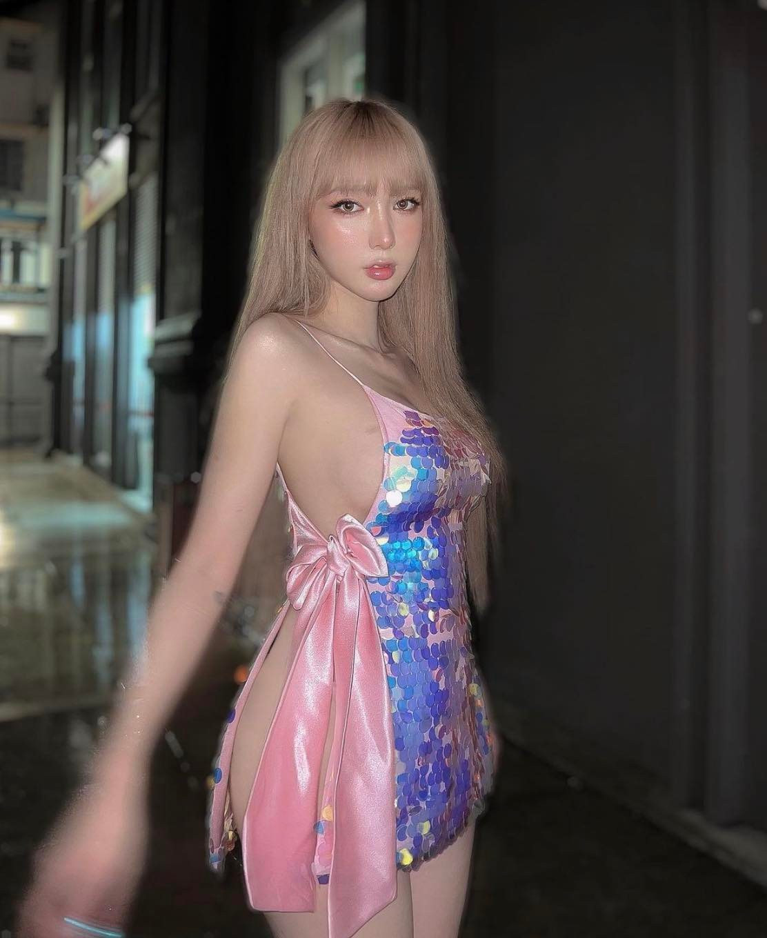 “Bup be Viet” mac vay “vuon khong nha trong” di dao pho