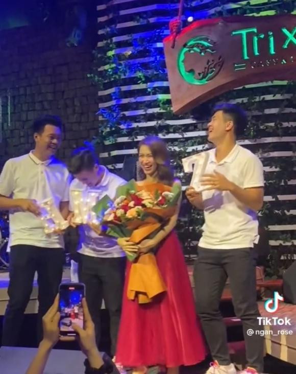 Phản ứng của Hòa Minzy khi gặp bạn bè của Công Phượng Phan ung cua Hoa Minzy khi gap ban be cua Cong Phuong