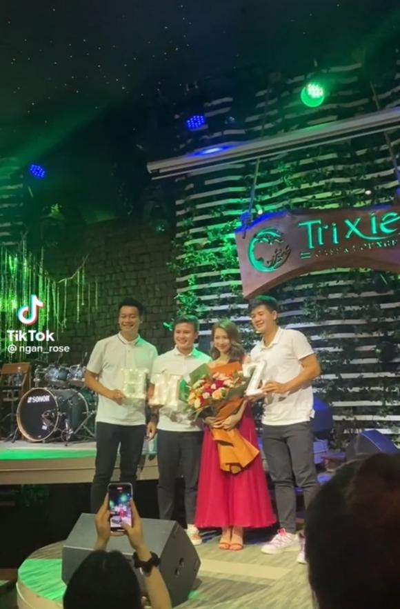 Phản ứng của Hòa Minzy khi gặp bạn bè của Công Phượng - Hình 2 Phan ung cua Hoa Minzy khi gap ban be cua Cong Phuong-Hinh-2