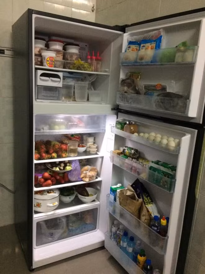 Tủ lạnh. Trong phong thủy, tủ lạnh là một vật dụng ảnh hưởng tới sự may mắn thịnh vượng của các thành viên trong nhà. Do đó, hãy giữ gìn nó thật sạch sẽ bằng cách thường xuyên loại bỏ hết các thực phẩm thừa, thức ăn đã hết hạn sử dụng, hỏng, ôi thiu.