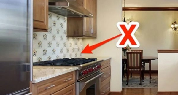 Phía sau bếp. Bếp là nơi giữ lửa của căn nhà. Vì thế theo quan niệm trong phong thủy, vị trí đặt bếp sẽ ảnh hưởng trực tiếp đến tài lộc, vận may và sự hưng thịnh của một gia đình. Nếu chẳng may đặt bếp vào những vị trí cần kiêng kỵ sẽ gây ra những xui xẻo không mong muốn.