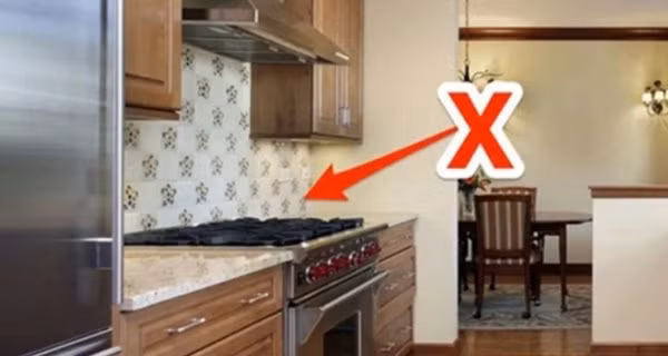 Phía sau bếp. Bếp là nơi giữ lửa của căn nhà. Vì thế theo quan niệm trong phong thủy, vị trí đặt bếp sẽ ảnh hưởng trực tiếp đến tài lộc, vận may và sự hưng thịnh của một gia đình. Nếu chẳng may đặt bếp vào những vị trí cần kiêng kỵ sẽ gây ra những xui xẻo không mong muốn.