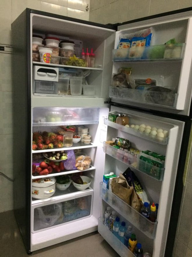 Tủ lạnh. Trong phong thủy, tủ lạnh là một vật dụng ảnh hưởng tới sự may mắn thịnh vượng của các thành viên trong nhà. Do đó, hãy giữ gìn nó thật sạch sẽ bằng cách thường xuyên loại bỏ hết các thực phẩm thừa, thức ăn đã hết hạn sử dụng, hỏng, ôi thiu.