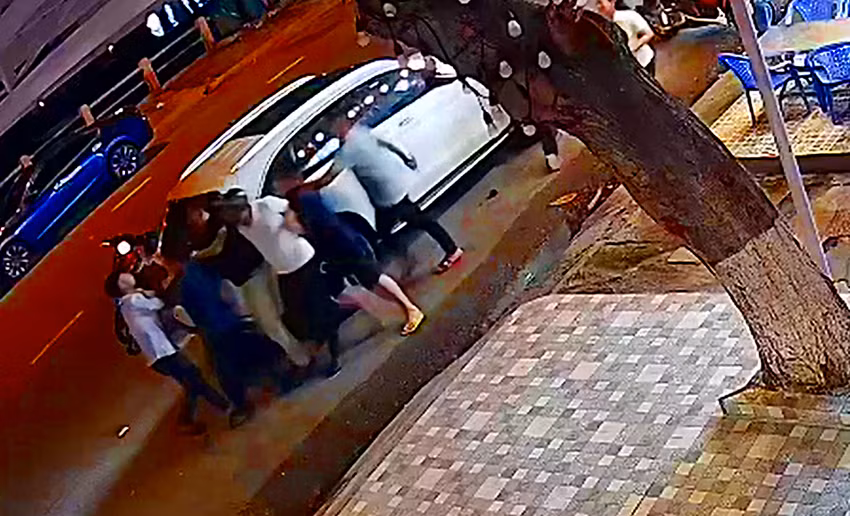 Khoi to lai xe Mercedes tong chet nguoi o Phan Thiet toi giet nguoi-Hinh-3