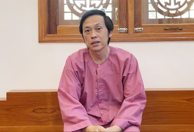 Xon xao khoanh khac Hoai Linh ngoi co hai chan len ghe an com hop-Hinh-5