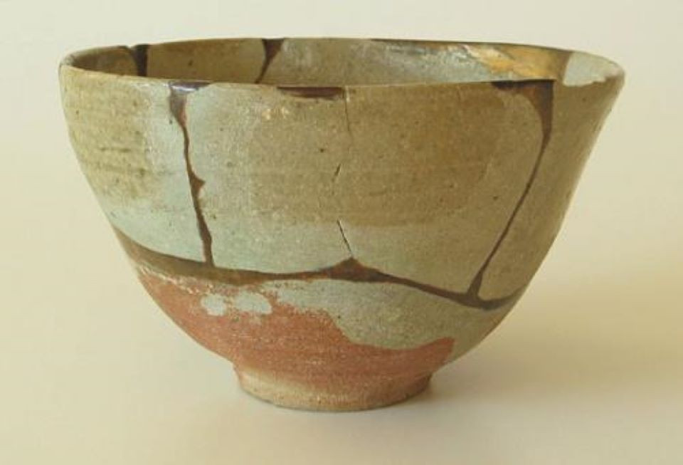 Nếu bát cũ nhà không dùng tới có thể mang đi cho nếu người nhận có nhu cầu. Bằng cách này bạn đã không vứt bỏ bát mà chỉ chuyển giao cho người khác tiếp tục sử dụng tùy mục đích của họ. Hơn nữa, việc tặng bát còn ngụ ý cầu chúc việc làm ăn, sự nghiệp của người được tặng luôn "xuôi chèo mát mái", gặt hái nhiều thành công.