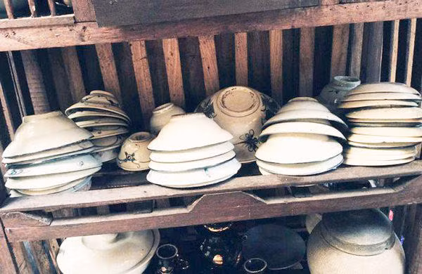 Nhiều gia đình có thói quen tiết kiệm, thấy bát sứt mẻ vẫn cố để sử dụng, nhưng theo phong thủy việc này cũng là điều cần kiêng kỵ vì bát ăn cơm mẻ góc, nứt rạn là điềm báo công việc hay chuyện làm ăn không được bền vững, dễ thất bại. Có thể sẽ có biến động xảy ra nếu gia chủ tiếp tục dùng những chiếc bát nứt mẻ để ăn cơm.