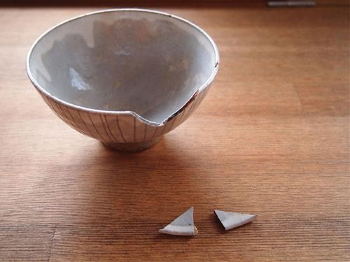 Tuy nhiên, như vậy là đã phạm phải phong thủy bát ăn. Dù gia đình giàu có, điều kiện kinh tế tốt đến đâu cũng đừng bao giờ tùy tiện đem bát ăn đã cũ vứt bỏ đi. , chẳng khác nào gián tiếp vứt bỏ công việc, sự nghiệp của mình. Chính vì thế, đừng bao giờ có suy nghĩ tùy tiện vứt bỏ bát ăn đã cũ nhé.