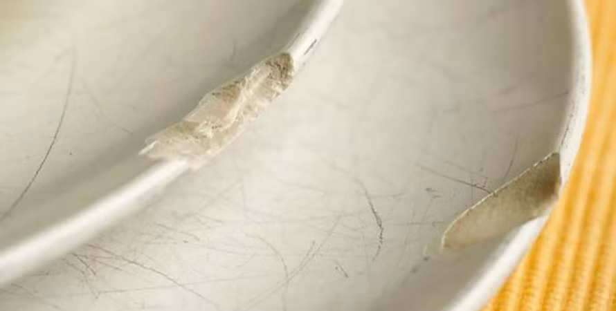 Theo vị lý học, nó là điềm “ngoại ứng”, chủ “động”. Bát ăn nứt vỡ không rõ nguyên nhân cảnh báo vận xui sắp tới, cũng có thể là người bệnh trong nhà sức khỏe lâm nguy. Nếu gặp phải hiện tượng này, tốt nhất nên cẩn trọng là hơn.