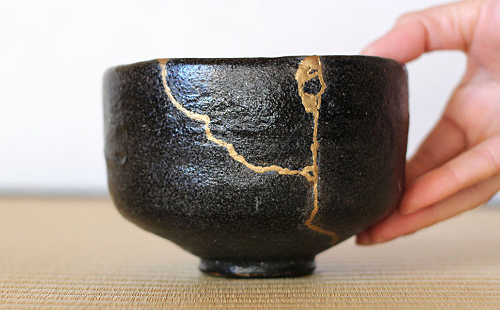 Sự giàu có, thịnh vượng của gia chủ đều chịu tác động lớn của những chiếc bát này. Vậy nên, khi nhà có bát cũ, bát sứt, bát mẻ bạn đừng tùy tiện vứt đi mà hãy tìm hiểu rõ rồi mới làm nhé.