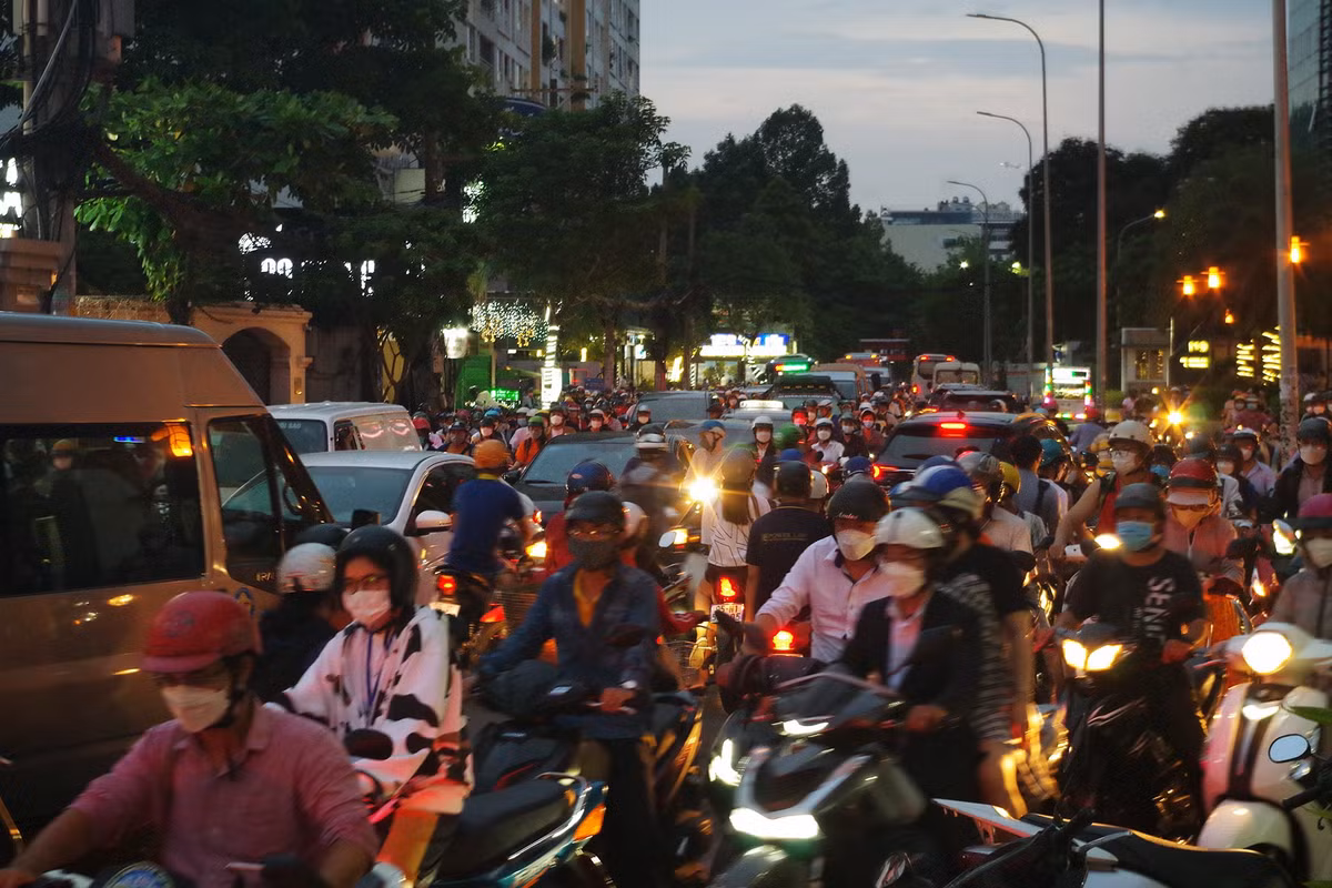 Nguoi di bo ket giua dong xe duoi cac cao oc o TP HCM-Hinh-2